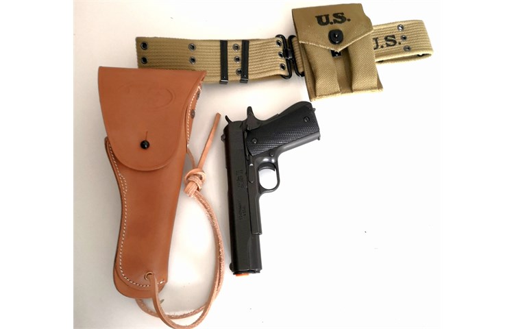  Cinturone con Fondina in Cuoio e Pistola Colt 1911 